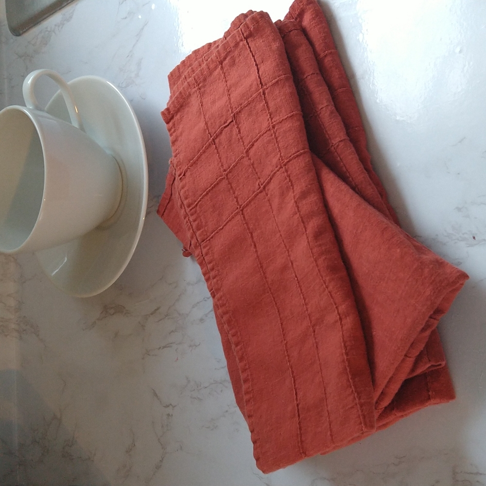 4 Orange napkins